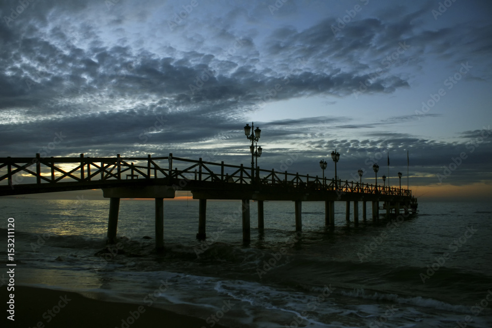 hermoso amanecer en la costa de Marbella, Andalucía