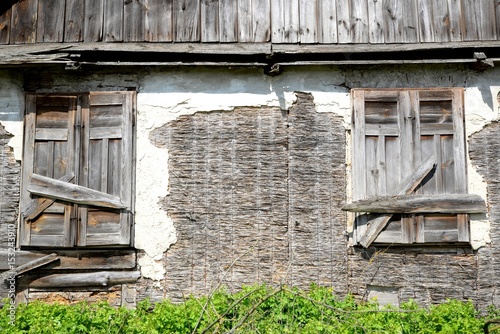 Obraz na płótnie Window of an old wooden abandoned house destroying in the wilderness w salonie