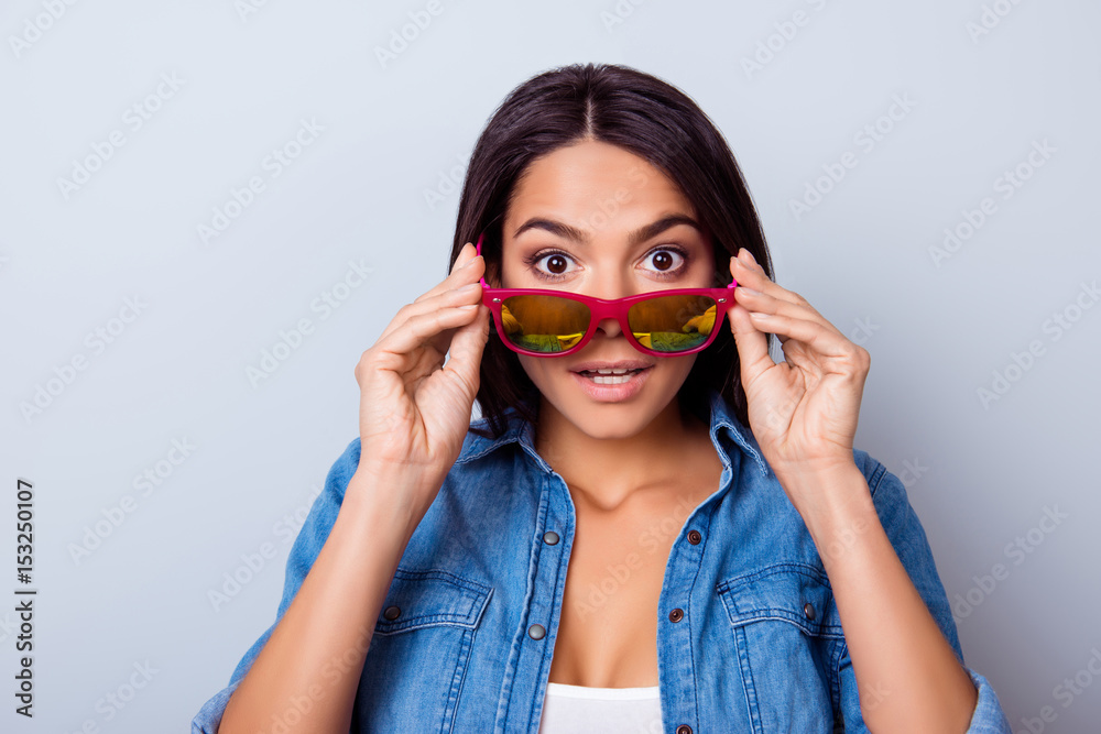 Φωτογραφία Omg! Close up portrait of amazed girl in  pink sunglasses and casual wear on the