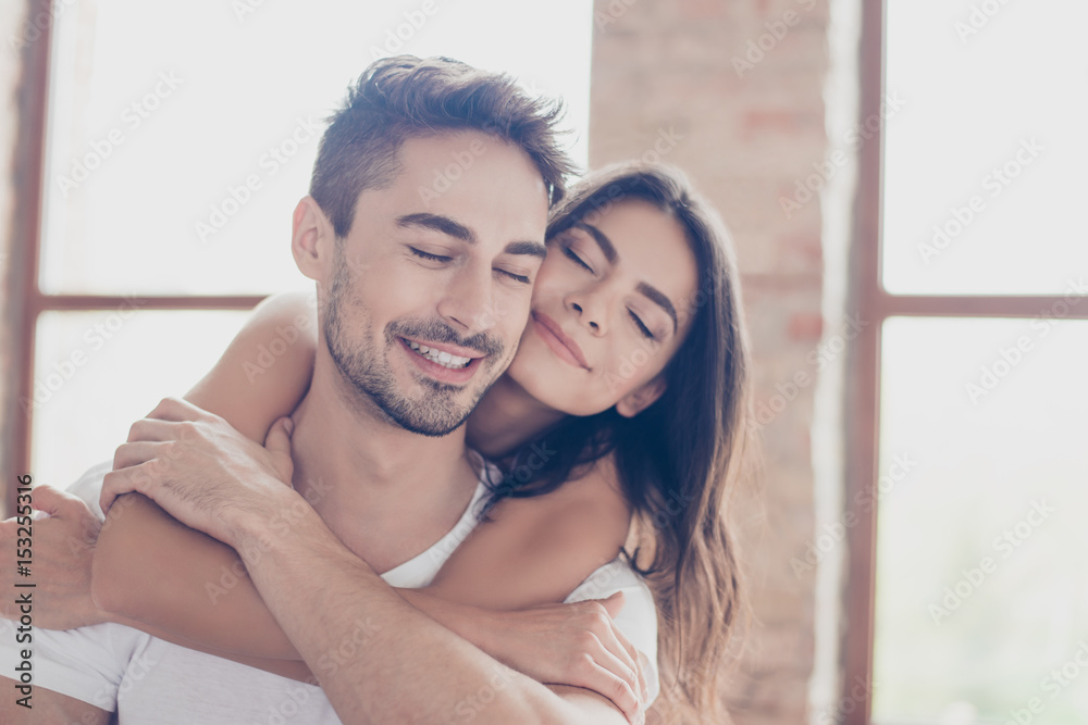 Φωτογραφία Beautiful couple of young brunette lovers are hugging indoors at home with love