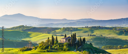 Fototapeta Naklejka Na Ścianę i Meble -  Beautiful spring landscape in Tuscany, Italy