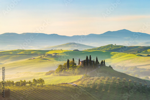 Piękny mgłowy krajobraz w Tuscany, Włochy