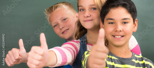 teenager zeigen daumen hoch