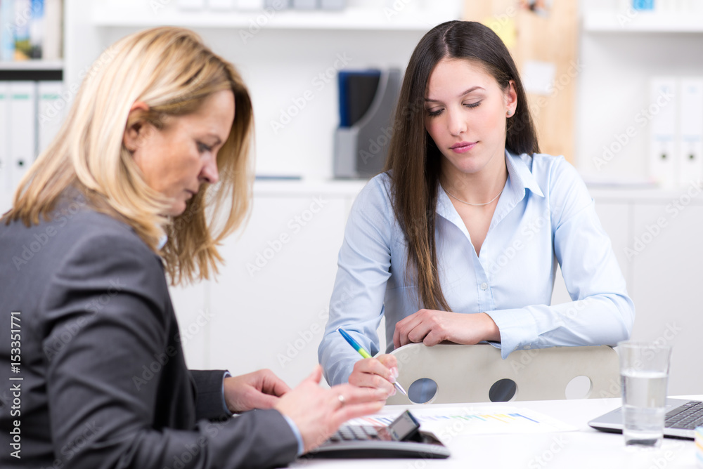 Fototapeta premium geschäftsleute arbeiten zusammen an neuen konzepten