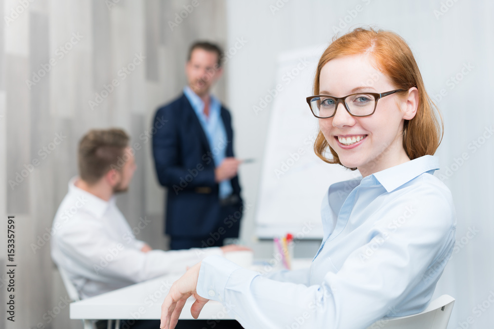 Obraz premium junge frau bei einem seminar