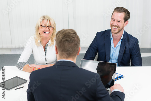 gespräch bei der versicherung