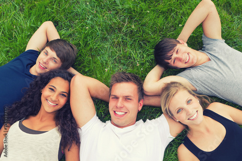 studenten liegen entspannt im gras