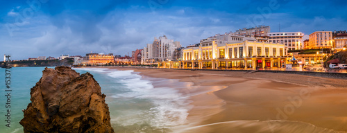 Plage de Biarritz, le soir en hiver, Pays-Basque, France photo