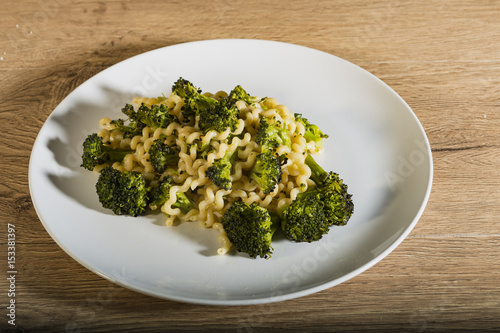 piatto pasta lunga con broccoli dal sopra
