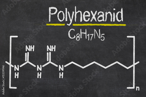 Schiefertafel mit der chemischen Formel von Polyhexanid