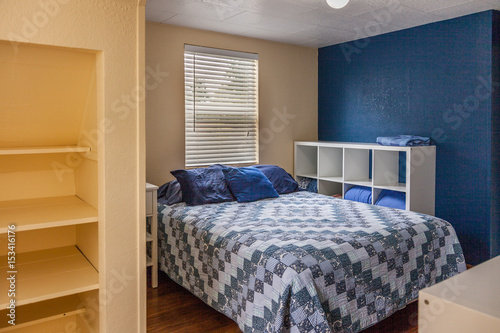 Valokuva blue bedroom with quilted bedspread