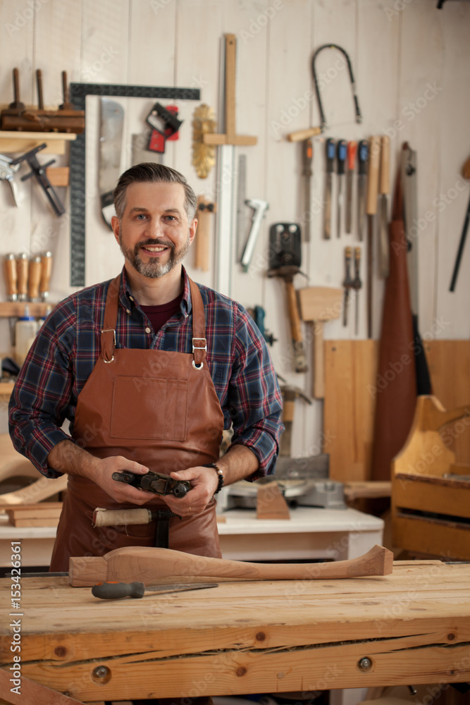 Пила плотника. Образ плотника. Образ плотника. Плотник. Столяр с рубанком.