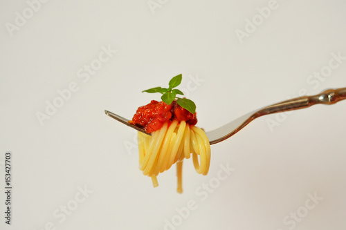 Спагетти на вилки с томатным соусом.