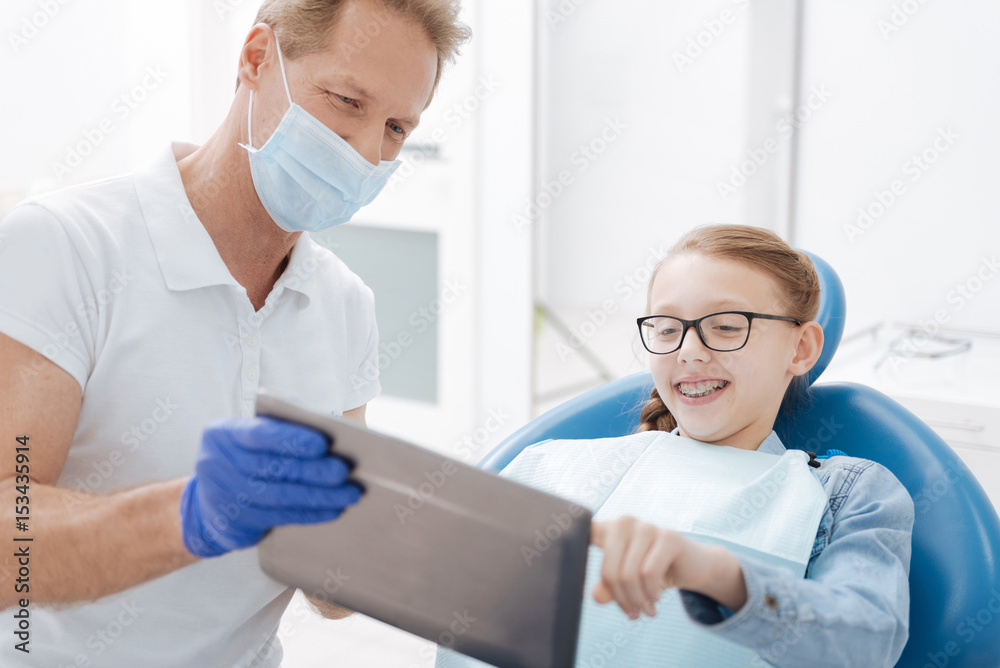 Obraz premium Charming curious young lady fascinated about medicine