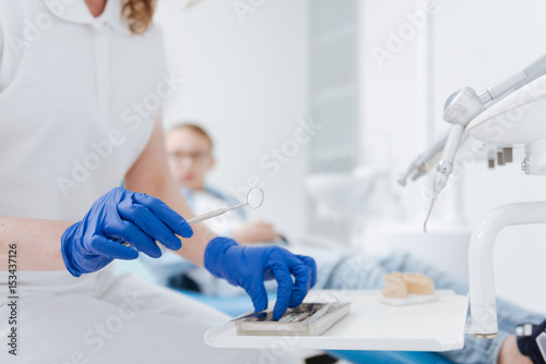 Schilderij op canvas Clever neat dentist taking her tools
