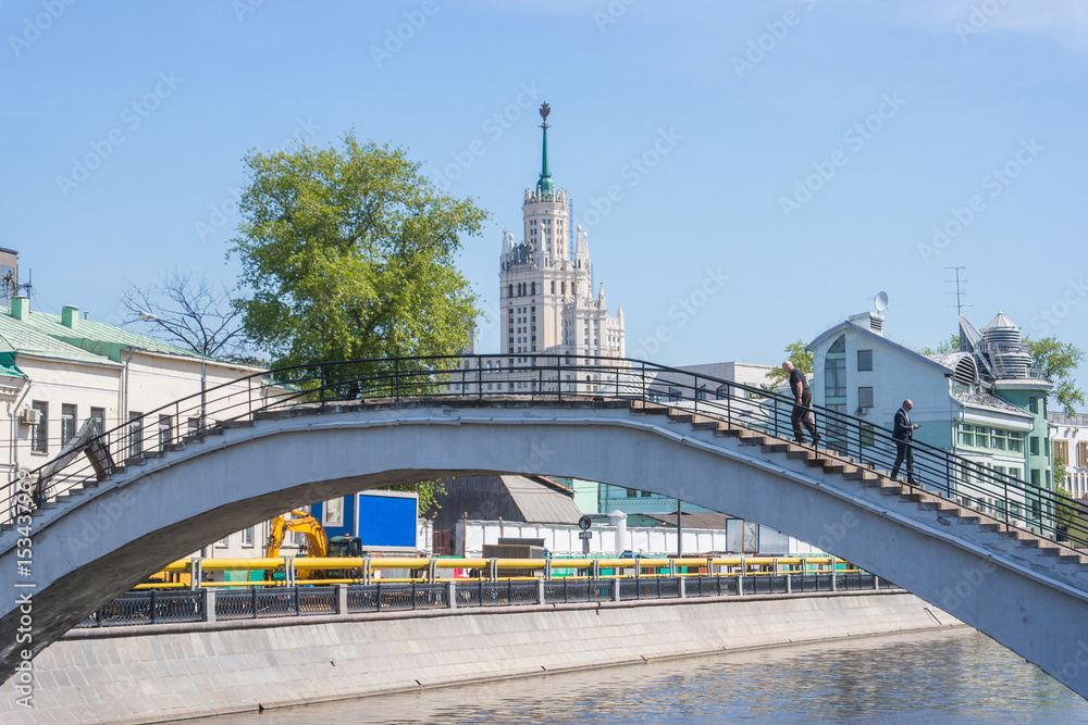 Fototapeta premium Sadovnichesky Bridge with a view of skyscapper on Kotelnicheskaya embankment in Moscow, Russia