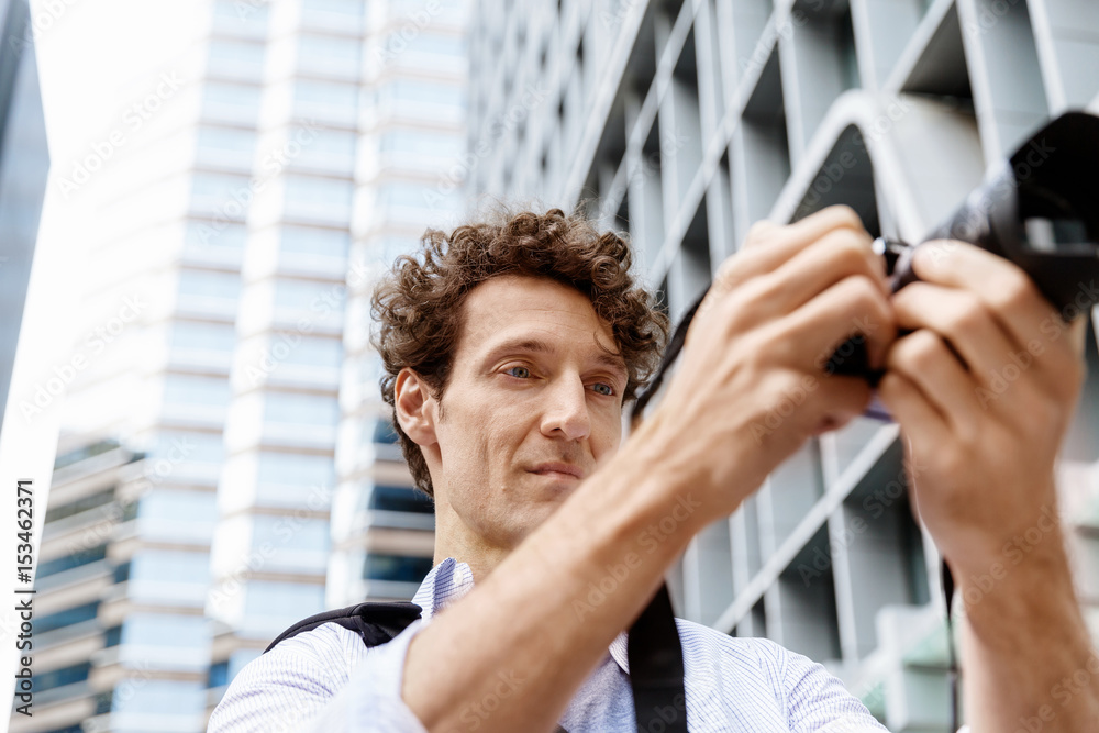 Obraz premium Male photographer taking picture