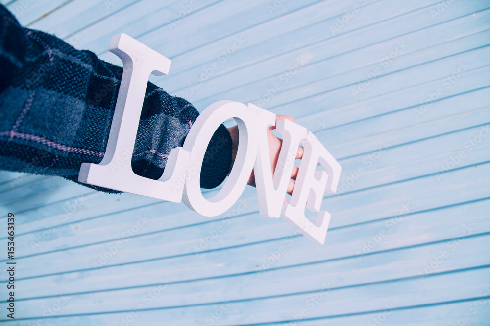 Palabra LOVE a lo largo de un brazo con un fondo azul claro Stock Photo ...