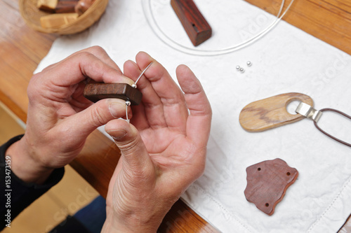 Bild auf Leinwand femme senior fabriquant des bijoux artisanaux