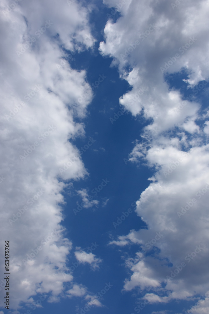 青空と雲「空想・左右に分かれて対峙するモンスターたち」または、「天空の川」のイメージ。向かい合う、対峙、会合、会議、爽快、川などのイメージ 青空と雲「空想・左右に分かれて対峙するモンスターたち」または、「天空の川」のイメージ。向かい合う、対峙、会合、会議、爽快、川などのイメージ