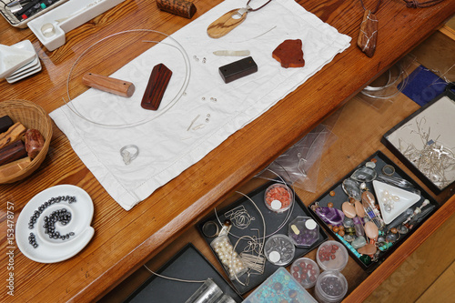 Foto atelier de femme fabriquant des bijoux artisanaux