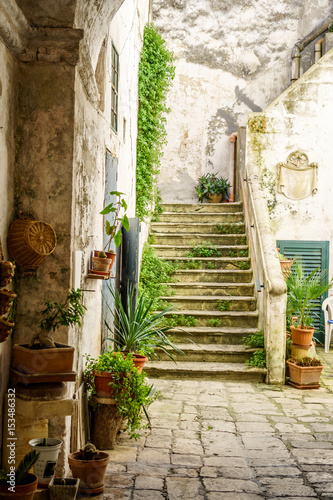 Fototapeta Naklejka Na Ścianę i Meble -  Charming Italian courtyard