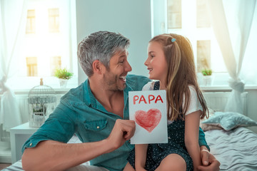 tochter schenkt vater selbstgebastelte karte zum männertag