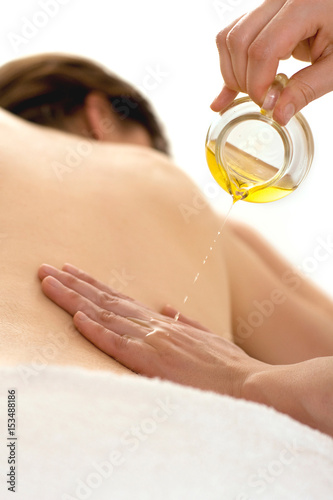 frau genießt massage mit öl