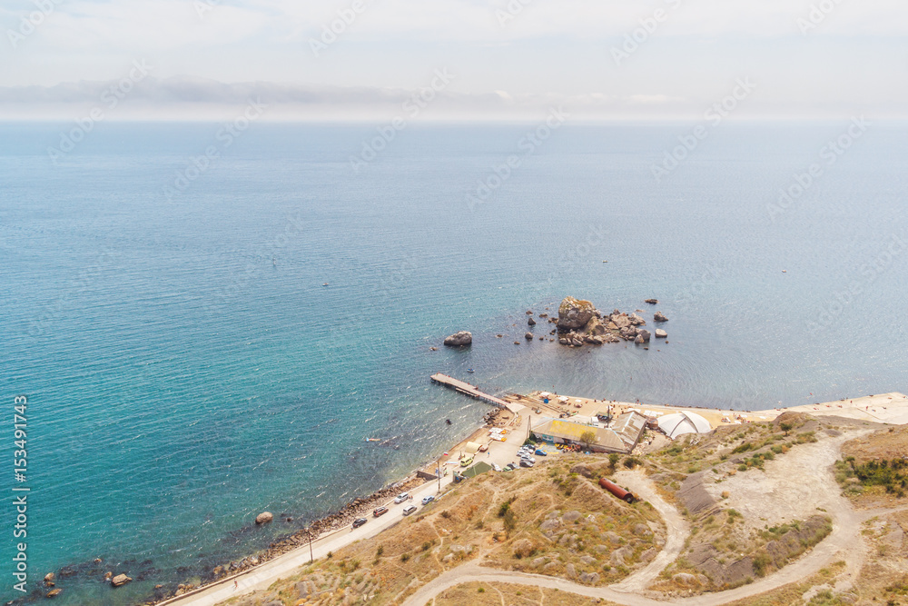 Вид сверху на пляж и берег в городе Судак в Крыму