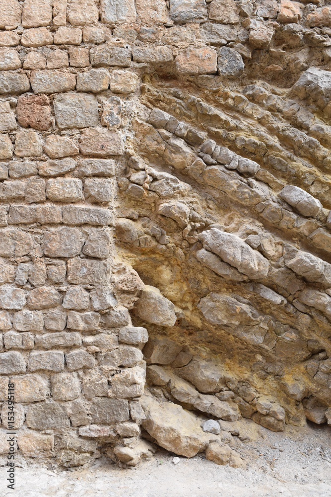 Alte schadhafte Bruchsteinmauer Alte schadhafte Bruchsteinmauer