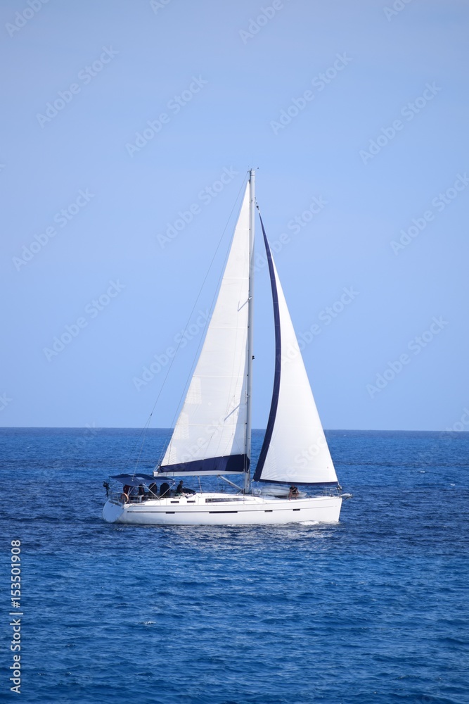 Segelboot unter vollen Segeln auf dem ruhigen Meer