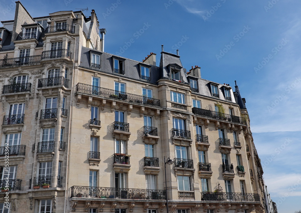Immeuble en pierre blanche, Paris; Ciel bleu