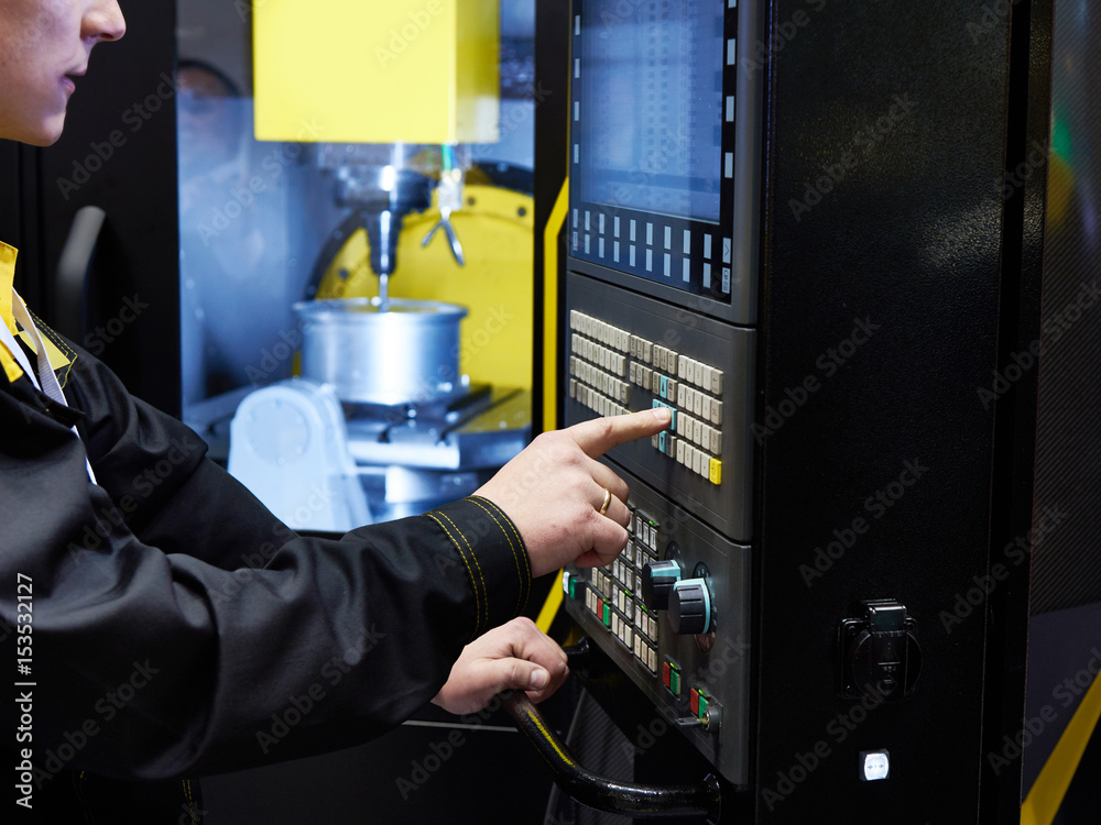 Fotografi Worker controls CNC machine