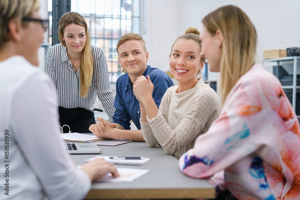 junges team im büro in einer besprechung junges team im büro in einer besprechung