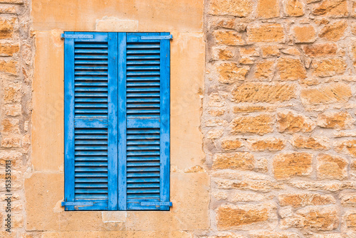 Haus Mediterran Holz Fenster Blau Fensterladen Stein Mauer