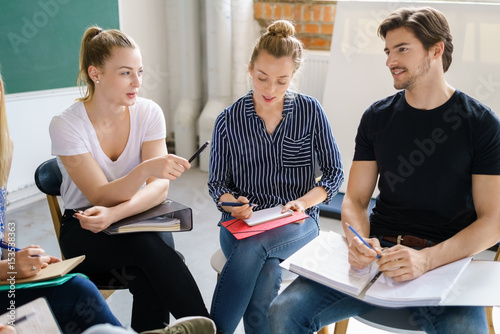 Photography studenten unterhalten sich in einer schulung