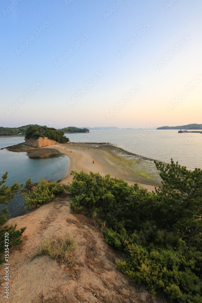 Obraz premium 香川県土庄町 夕暮れのエンジェルロード