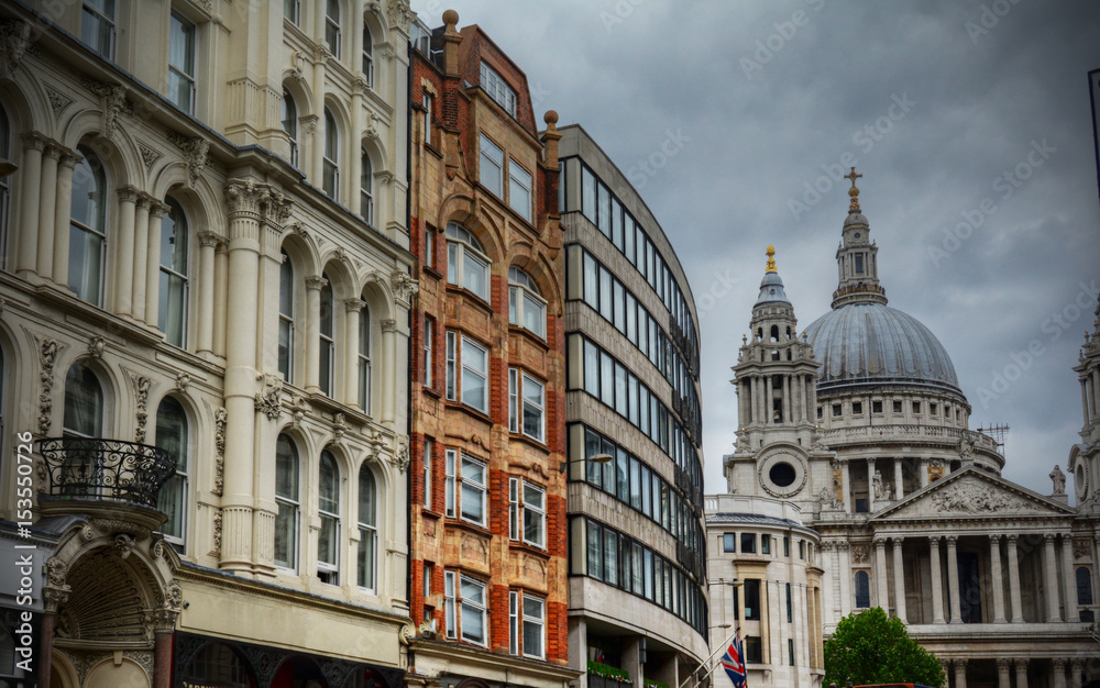 Fototapeta premium St. Paul's Cathedral from Millennium Footbridge in London, UK