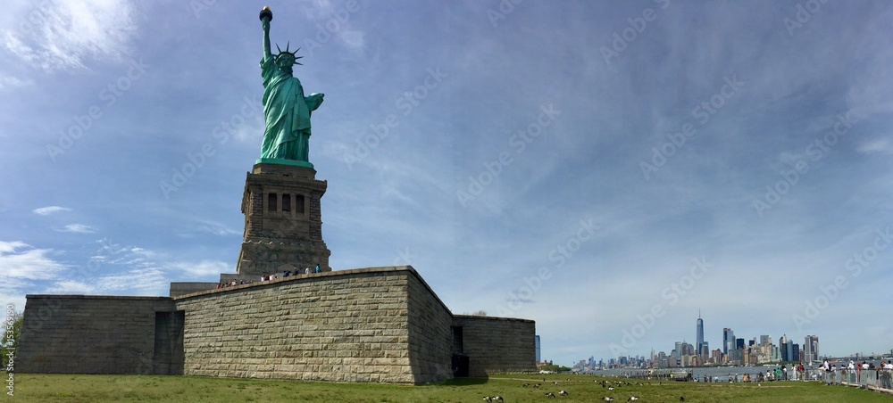 Fototapeta premium Statue of Liberty with Manhattan in panorama