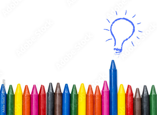 Fotografie idea can make the different concept , colorful oil pastel crayons and light bulb