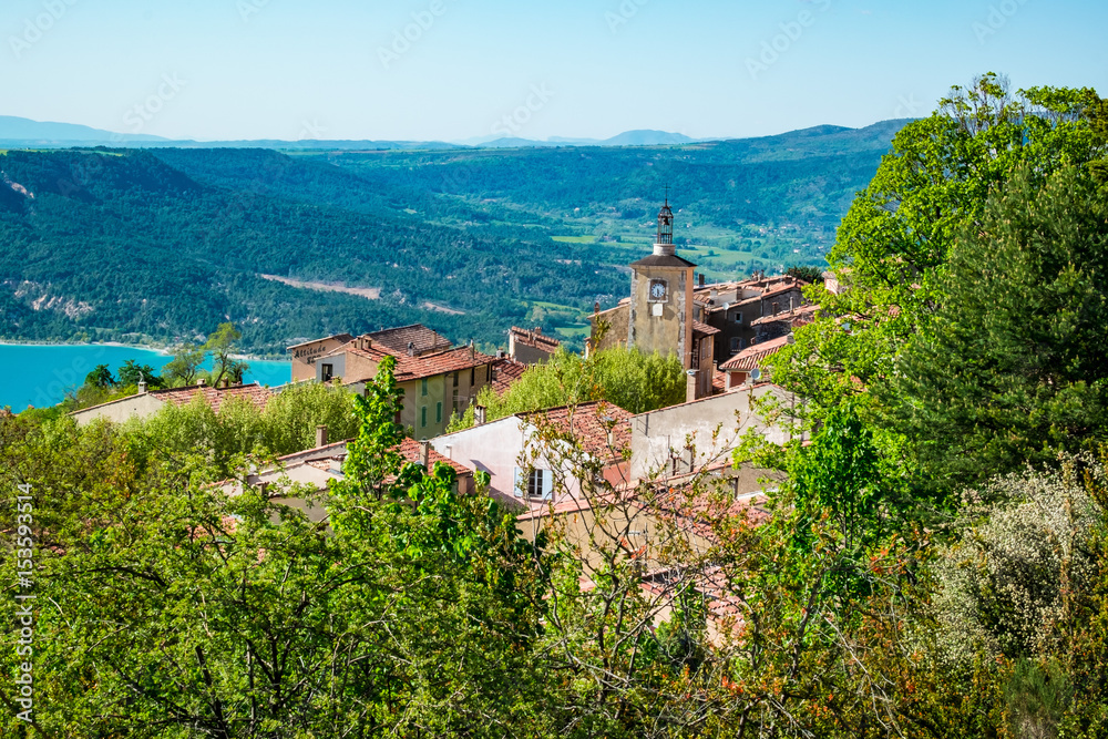 Vue sur le village Aiguines et le lac de Sainte Croix. Provence. France.