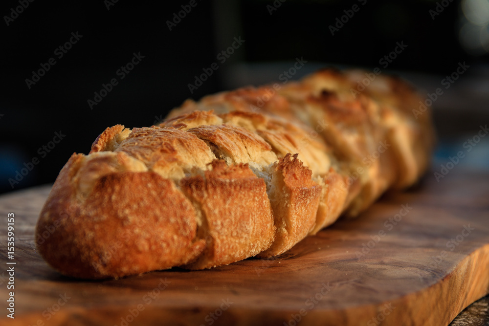 Frisches Brot auf einem Holzbrett