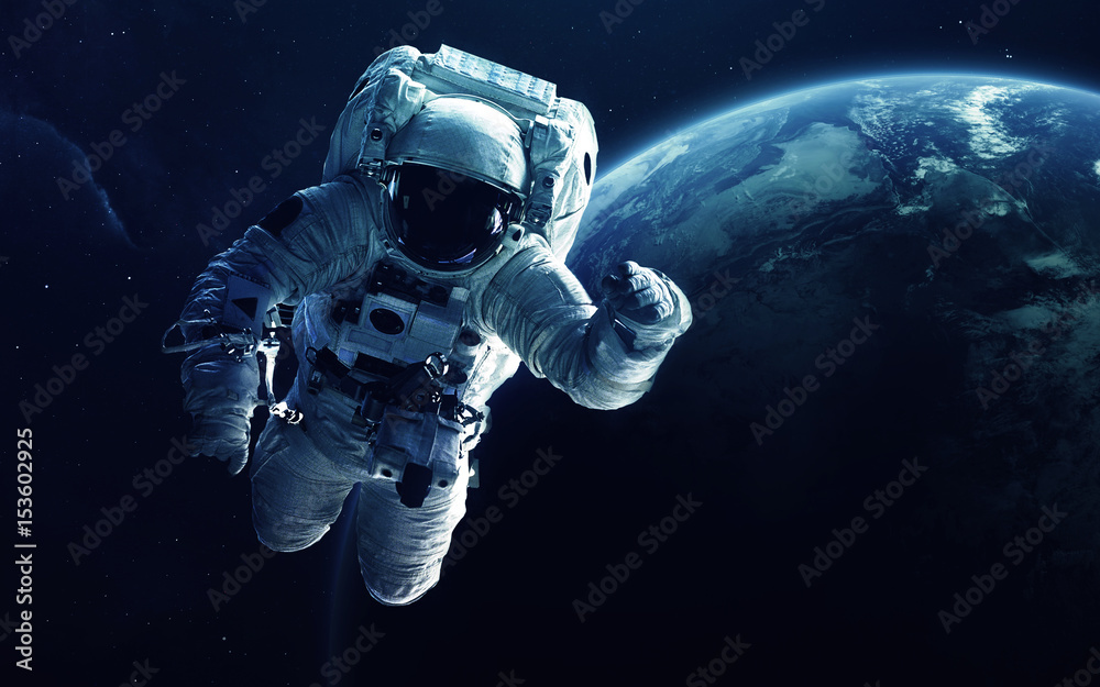 Fototapeta premium Astronauta przed planetą Ziemia. Elementy tego zdjęcia dostarczone przez NASA