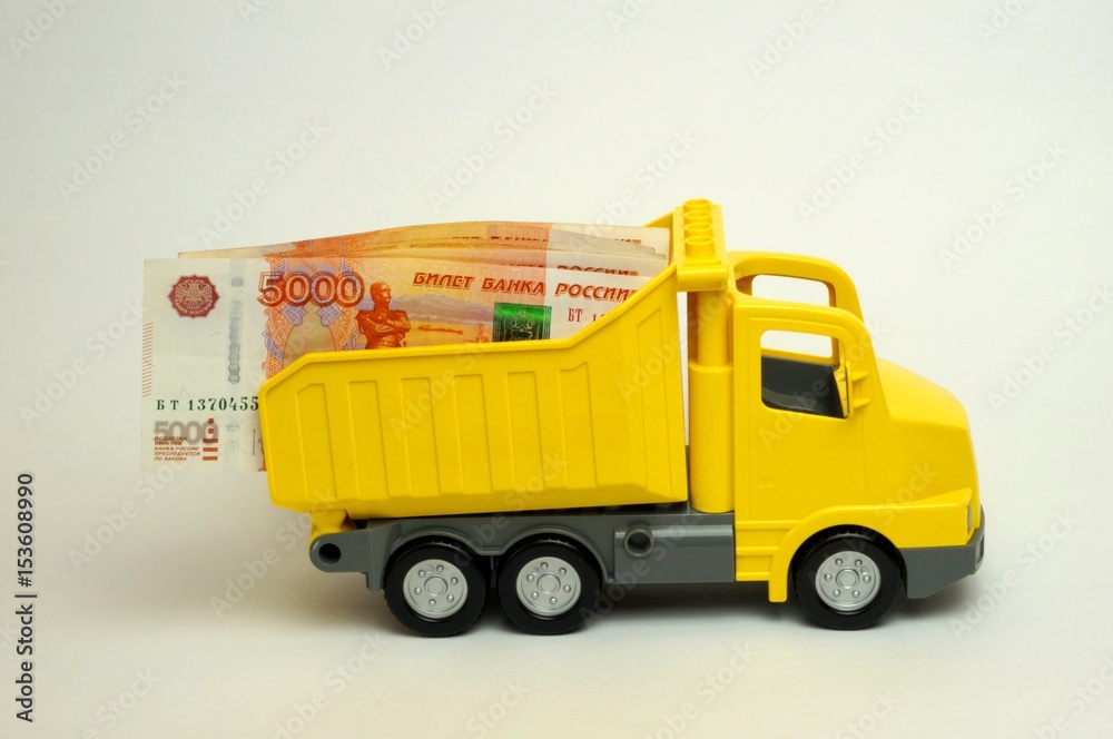 маленький грузовик перевозит деньги