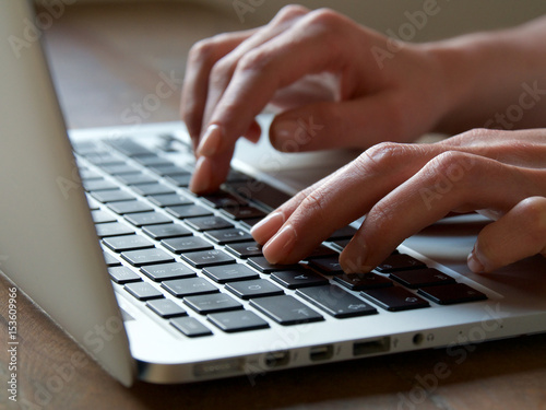 Hände auf Laptop-Tastatur photo
