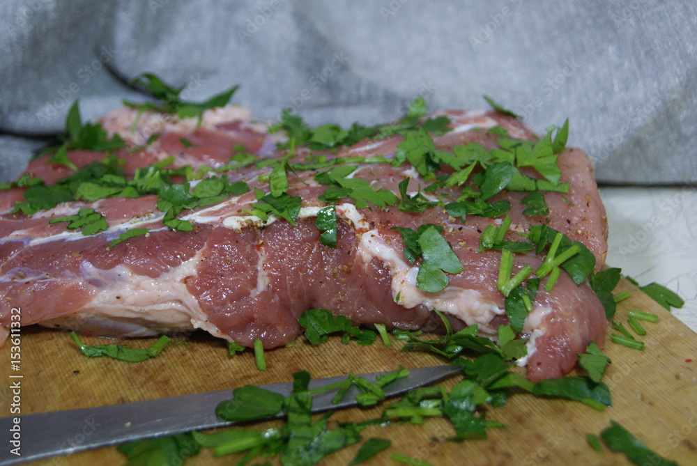 Marinating meat for frying on charcoal