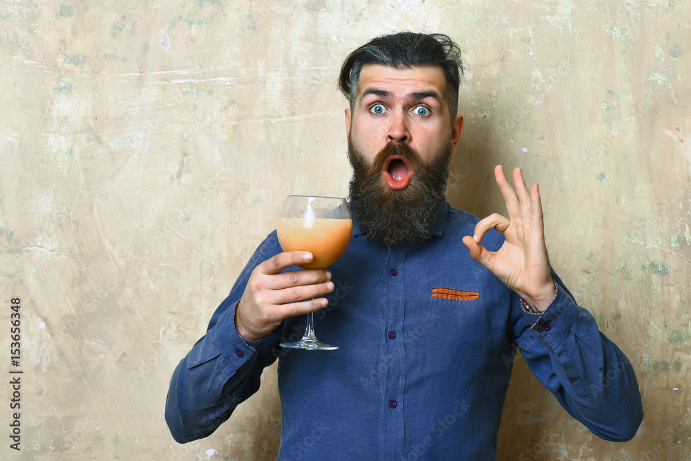 Fototapeta premium Brutal hipster holding tropical alcoholic fresh cocktail