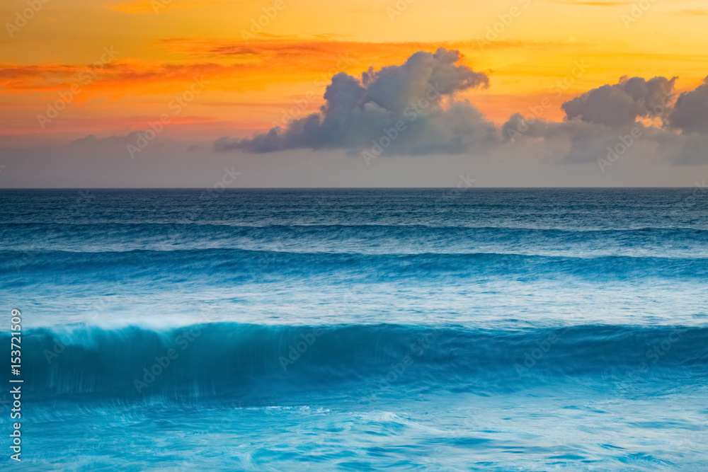 Obraz premium Big wave of Indian ocean at sunset