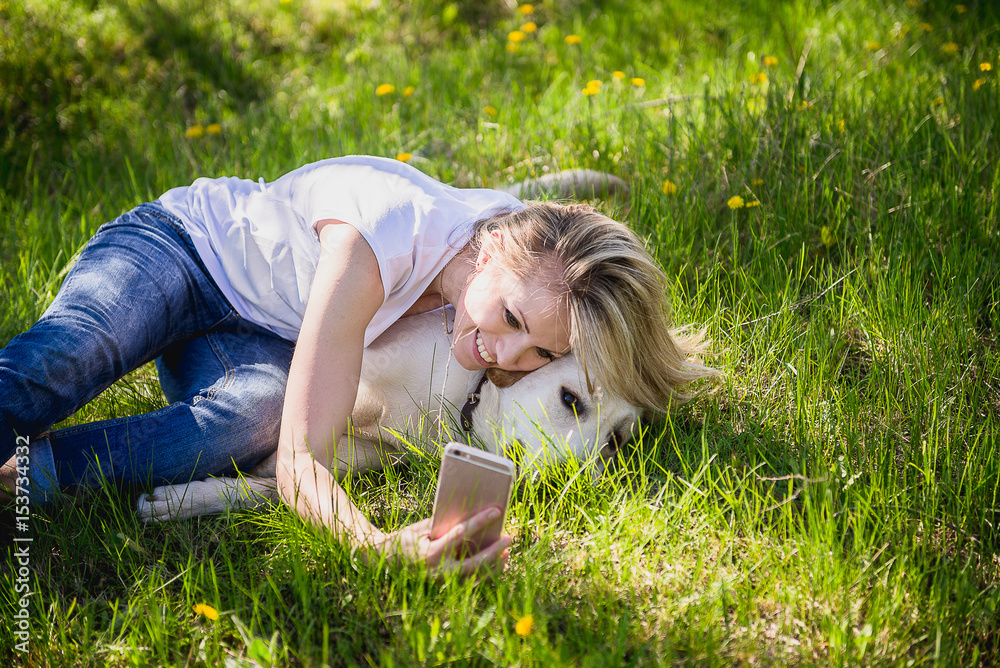 Fototapeta premium The girl makes selfie with a labrador
