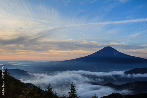 三つ峠から夜明けの富士山 © Umibozze